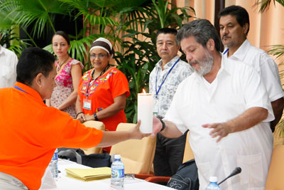In a symbolic ceremony at the fourth survivors’ delegation to the peace talks in Havana in November 2014, Nora Elisa Vélez, a displaced woman and LGBTI survivor representative, hands over a white candle to Marcos Calarcá, of the FARC-EP negotiating team. Photo courtesy of the Government of Cuba.