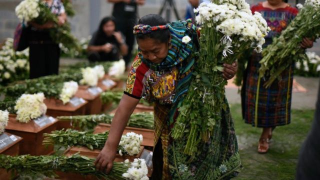 En 2018, en Comalapa, Tuyuc ponía flores sobre 172 urnas.jpg