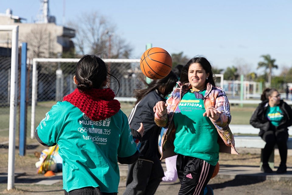 Tarde de juegos y actividades como básquet, voley, taekwondo y hockey con adolescentes del Proyecto "UVLO Participa. Unidas por el derecho al deporte". Créditos: Santiago Mele / ONU Mujeres 