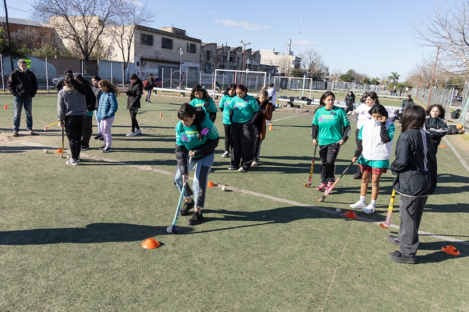 Tarde de juegos y actividades como básquet, voley, taekwondo y hockey con adolescentes del Proyecto "UVLO Participa. Unidas por el derecho al deporte". Créditos: Santiago Mele / ONU Mujeres 