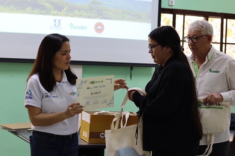 Karla Escobar recibiendo un reconocimiento de participación en el proyecto de emprendimientos ESCALAR Juventud 2024 de CATIE. Foto: Cortesía del CATIE.