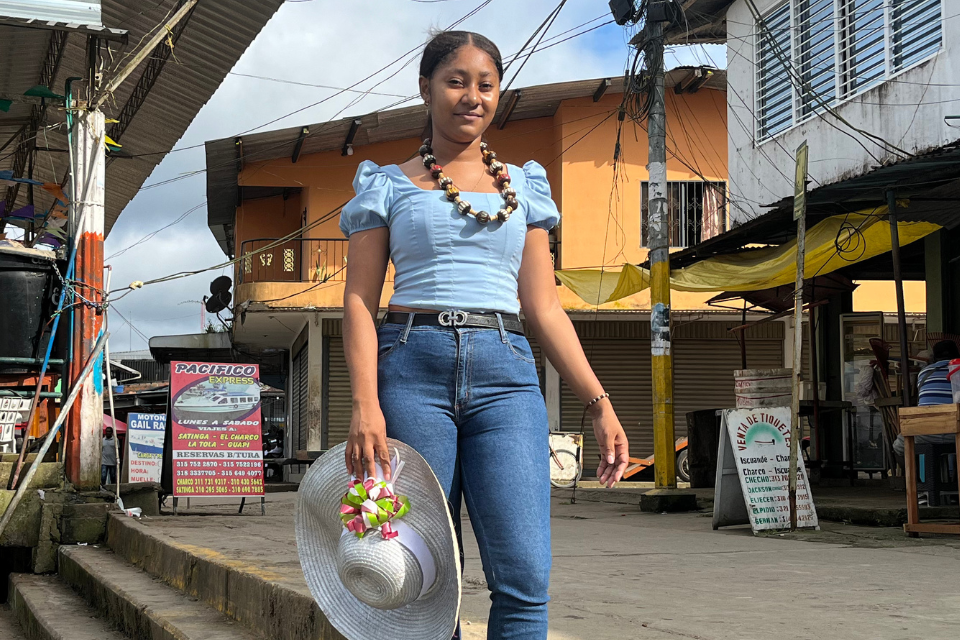 Heidy Ortiz Caicedo, una joven lideresa de 22 años del municipio de El Charco, Nariño, al sur de Colombia, ha liderado, desde temprana edad, acciones para enfrentar la crisis humanitaria en su comunidad. 
