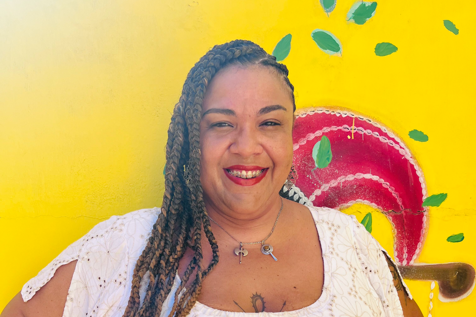 Naiara Leite es una activista del movimiento de mujeres negras en Brasil. Desde joven hace activismo político. Combina su activismo con temas de comunicación, tecnología, cuidados, y seguridad digital. 