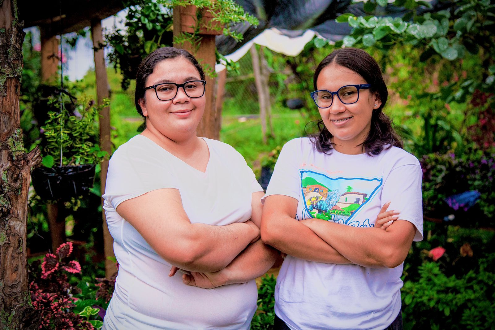 En Honduras, dos hermanas han logrado convertir un desafío económico en una próspera empresa de abono orgánico. Claudia Escobar, de 30 años, y Karla Escobar, de 26, con formación en agronomía y recursos naturales, respectivamente, han demostrado que con determinación y conocimientos técnicos es posible crear un negocio sostenible y exitoso. Su empresa, ECOFUT, se estableció en el mercado hace tres años, y ofrece una alternativa ecológica en la producción agrícola.