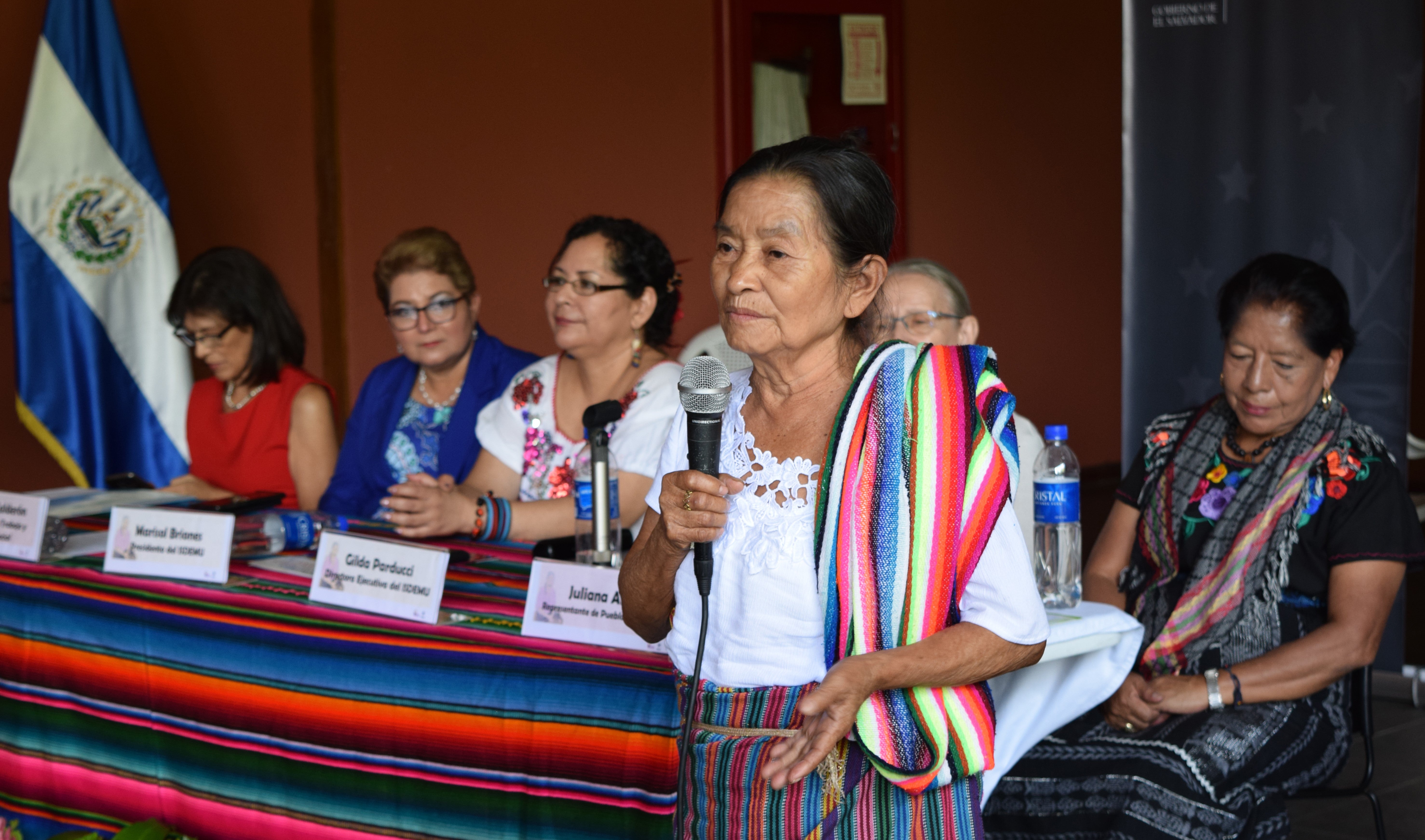 El Salvador es hogar de diversas comunidades indígenas, entre las que se destacan los pueblos Nahuat-Pipil, los cuales tienen una rica historia y cultura. Estas comunidades han enfrentado desafíos, que han amenazado su identidad y sus derechos. Sin embargo, las mujeres indígenas han demostrado resiliencia y capacidad de liderazgo, luchando por la preservación de su cultura y por mejores condiciones de vida para sus comunidades.