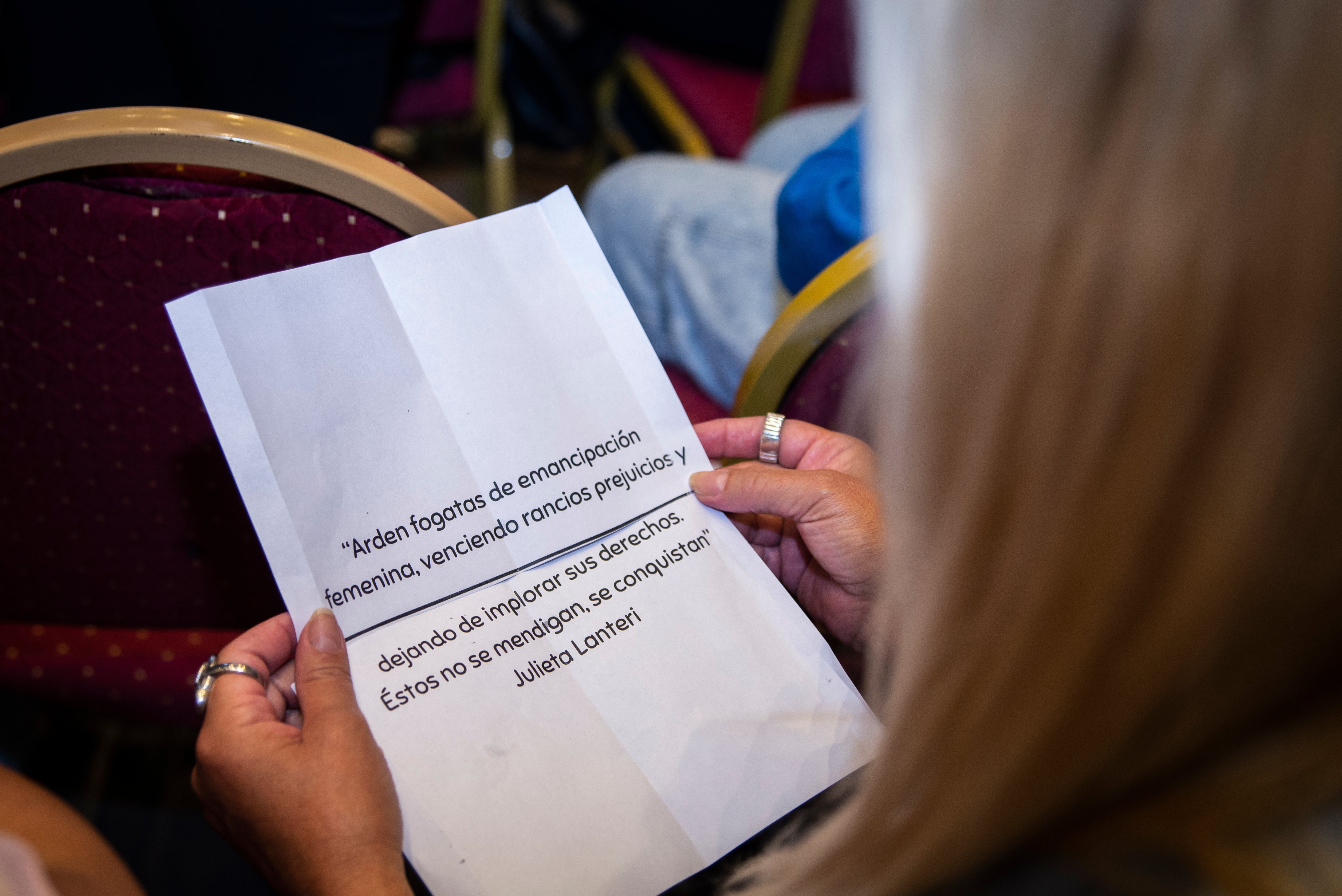 Dinámica de grupo entre participantes de Chicas con Futuro. La frase corresponde a la médica y política, Julieta Lanteri (1873-1932), primera sufragista en Argentina y América Latina y precursora de la lucha por los derechos de las mujeres. Foto: ONU Mujeres / Gala Abramovich