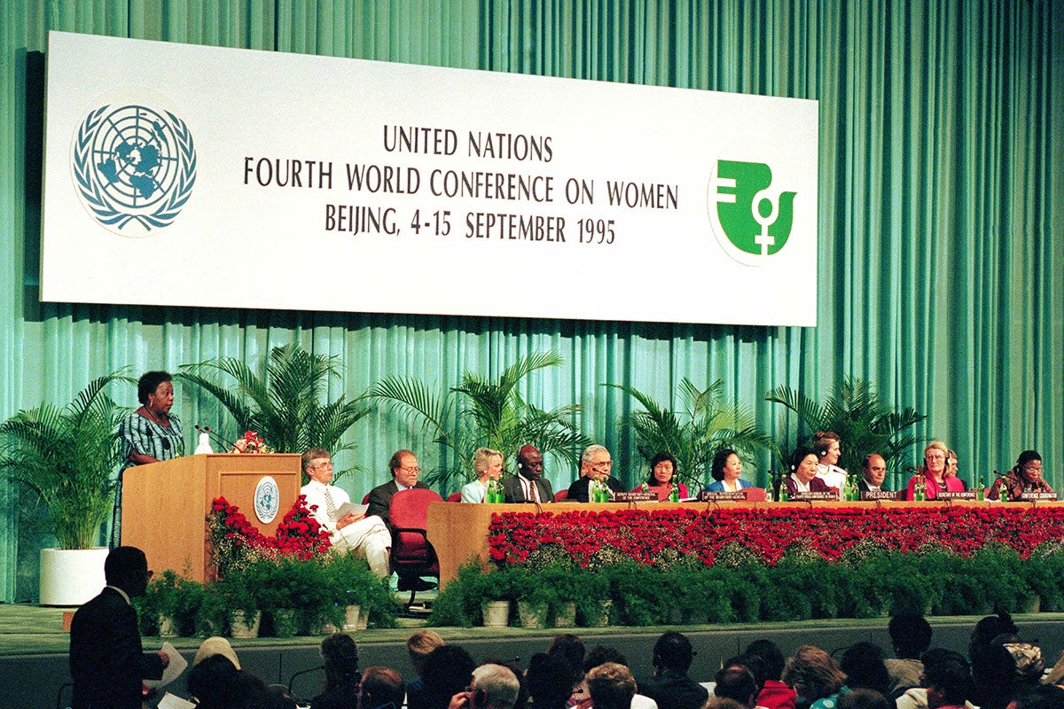 Gertrude Mongella (a la izquierda, de pie en el podio), Secretaria General de la Conferencia, se dirige al público el 4 de septiembre de 1995.  Foto: UN Photo/Milton Grant