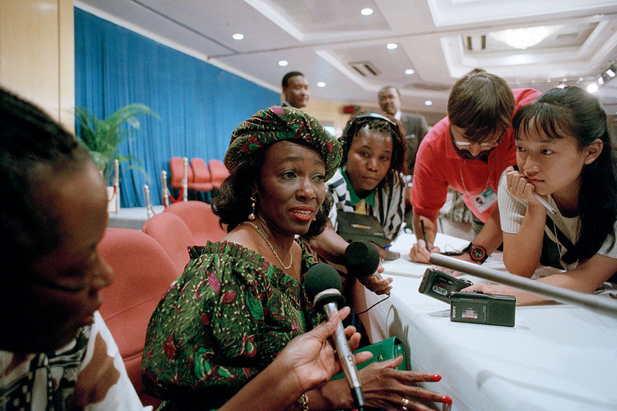 En la inauguración de la Cuarta Conferencia Mundial sobre la Mujer en Beijing, China, Nana Konadu Agyeman Rawlings, primera dama de Ghana, se dirige a la prensa en una reunión sobre Educación, Salud y Desarrollo Sostenible.  Foto: UN Photo/Chen Kai Xing