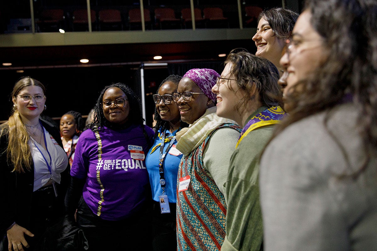 La DED de ONU Mujeres, Nyaradzayi Gumbonzvanda, se reúne con delegados juveniles en el Foro Juvenil de la CSW68, celebrado en la Escuela Internacional de las Naciones Unidas (UNIS) en Nueva York el 16 de marzo de 2024. Foto: ONU Mujeres/Ryan Brown