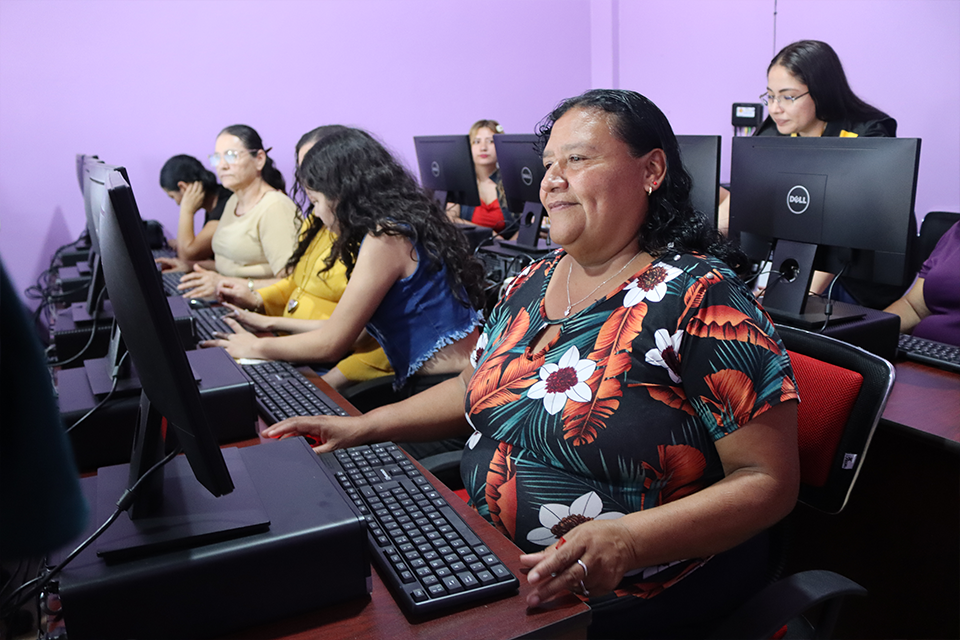 mas-de-300-mujeres-han-fortalecido-web-03.png