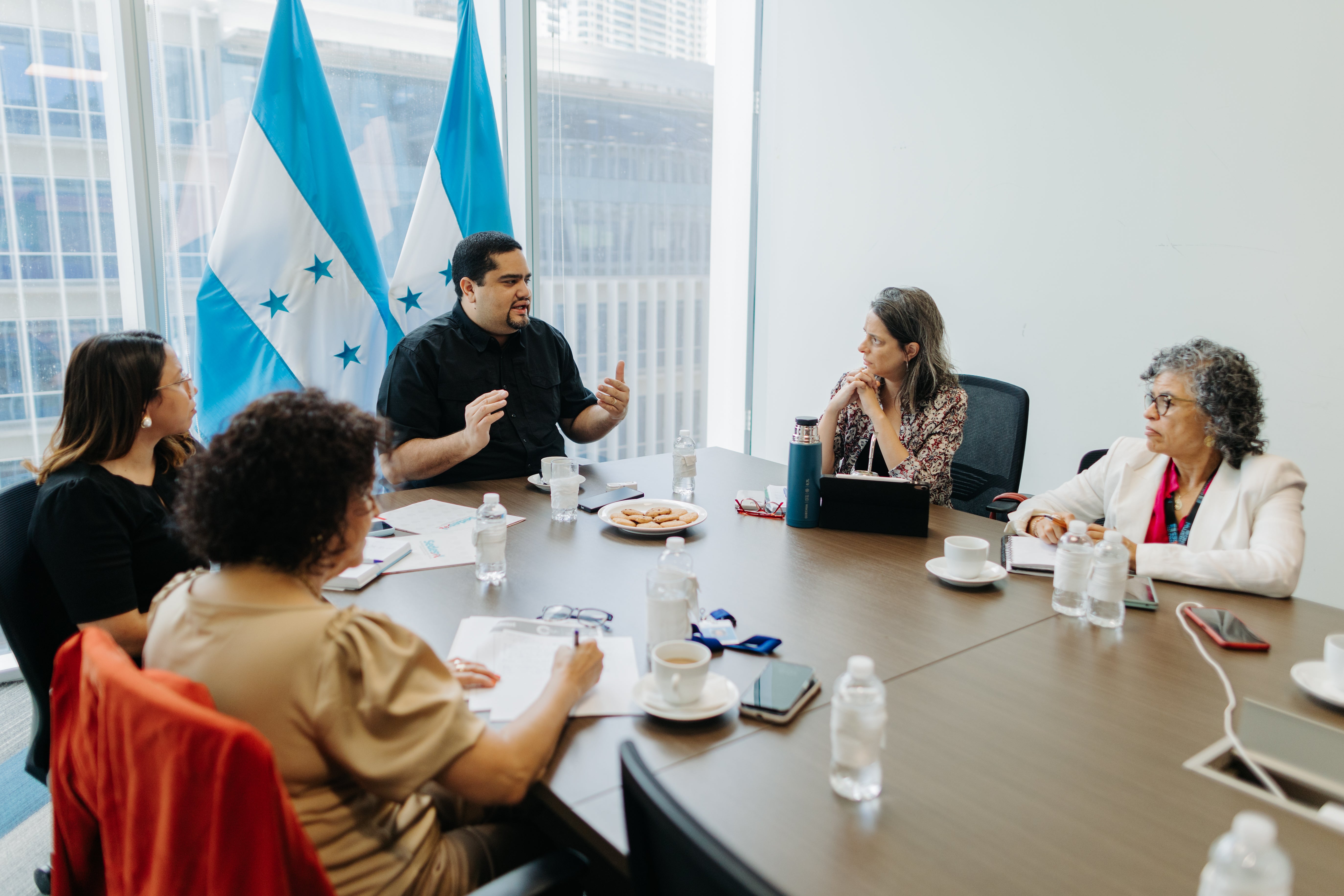 Patricia Cossani en la reunión con secretarias/os de Estado de Gabinete Social en Honduras, Margarita Bueso, representante de ONU Mujeres, equipo del área de Empoderamiento Económico de ONU Mujeres y equipo técnico de SEDESOL. Foto: Cortesía de SEDESOL.