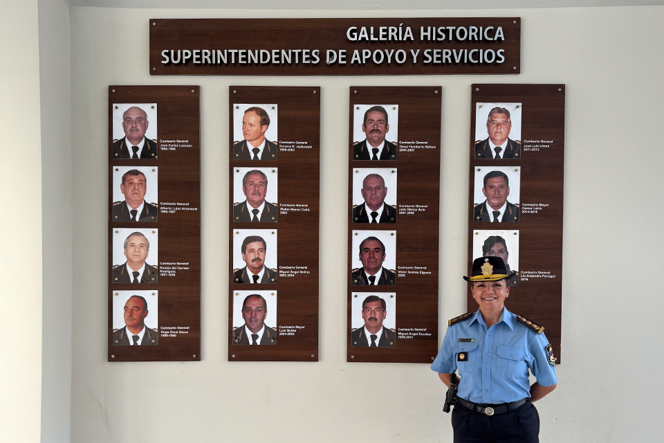 Rosana Bello señala que en la Policía de Neuquén existe gran avance en la incorporación de mujeres en cargos estratégicos y de alta responsabilidad que incluyen funciones operativas, administrativas y técnicas. Foto: cortesía de Rosana Bello.