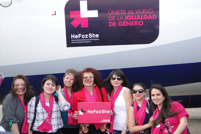 Durante el acto, cien  mujeres bolivianas fueron trasportadas en un vuelo doméstico a Santa Cruz de la Sierra (Bolivia) por la comandante Paola Velasco y su tripulación femenina. Foto: ONU Mujeres Bolivia