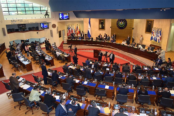 La Asamblea Legislativa de El Salvador aprobó la ley para prohibir el matrimonio infantil. Foto: ONU Mujeres