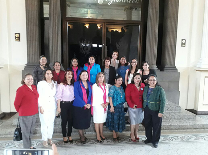 Mujeres del Congreso de Guatemala votaron para aprobar la reforma que prohíbe el matrimonio infantil. Foto: ONU Mujeres.