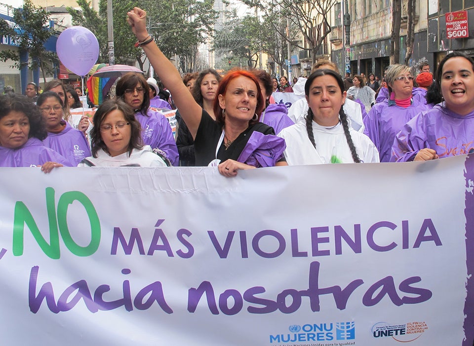 Violencia estética: atacar a la mujeres por su físico - UNAM Global