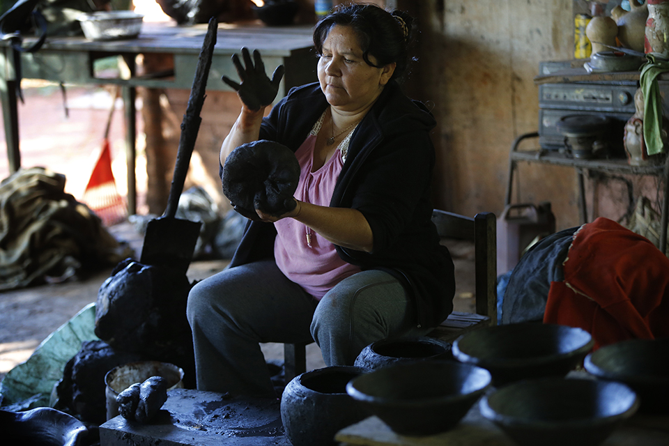Paraguayan craftswomen face the crisis with solidarity and self-management 