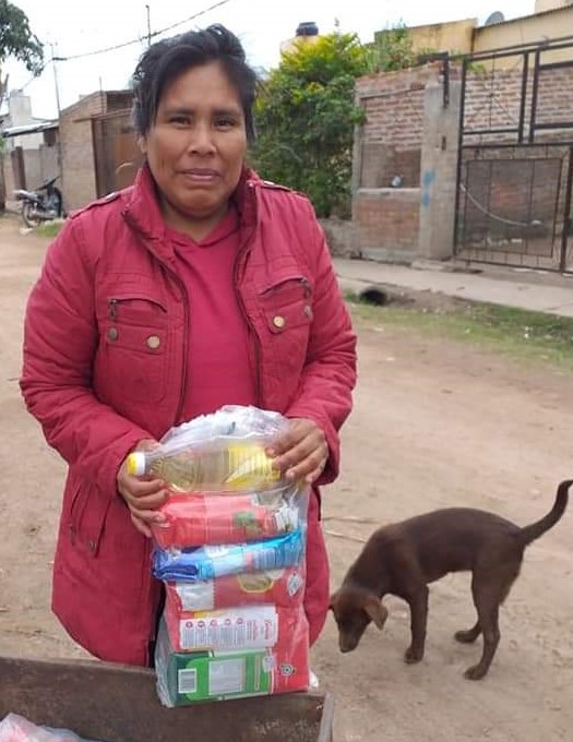 Una mujer recibe alimentos durante COVID-19