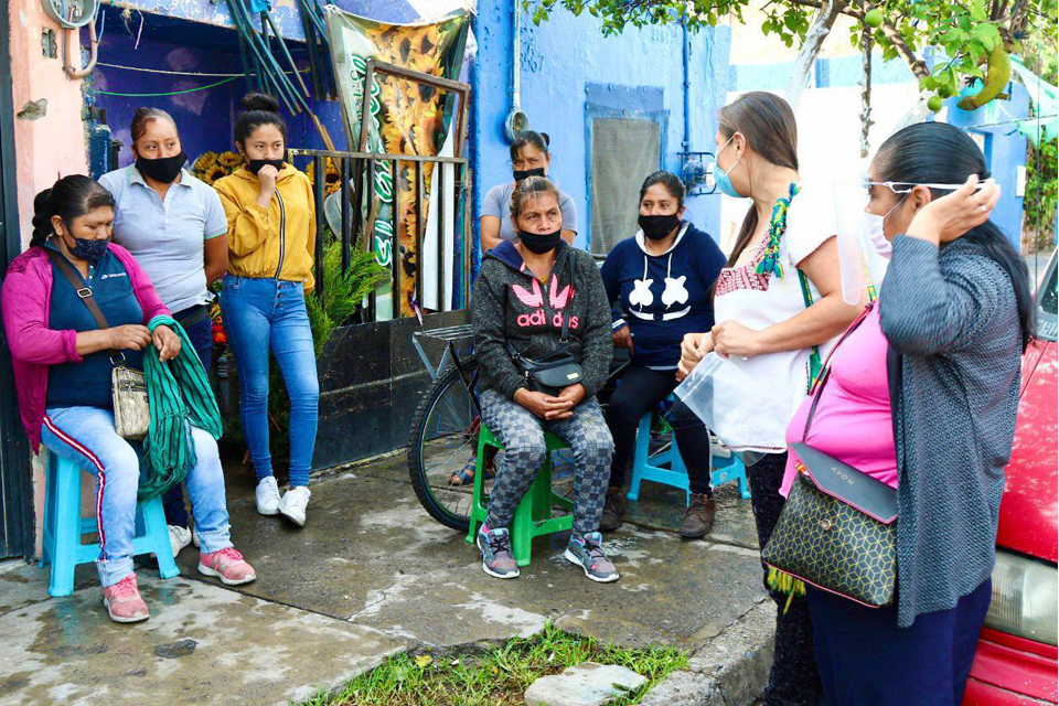 Gabriela Juárez Piña addressing residents of a Jalisco neighborhood during the information campaign. Photo: Coordination of Extension and Social Action UDEG