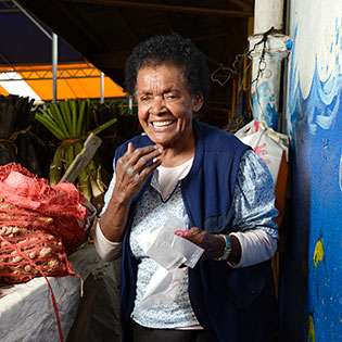 Anisa Marama, a market vendor in Fiji. Photo: UN Women/Eva Schroeder