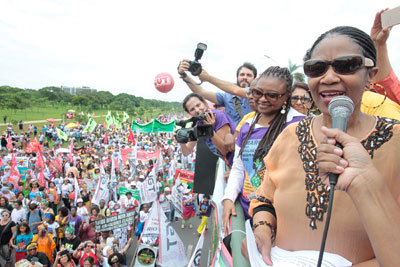 La Directora Ejecutiva de ONU Mujeres Phumzile Mlambo-Ngcuka habló en la Marcha de las mujeres negras en Brasil el 18 de noviembre. Foto: ONU Mujeres/Bruno Spada