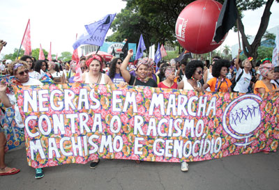 Mujeres se unen contra el racismo y la desigualdad de género en la Marcha de las mujeres negras, el 18 de noviembre en Brasil. Foto: ONU Mujeres/Bruno Spada