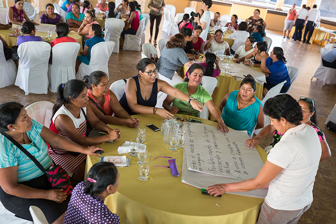 María José Schaeffer participating in a work group with rural women entrepreneurs during a dissemination workshop for the “Broadening Economic Opportunities for Rural Women Entrepreneurs in Latin America” programme. Chiquimula, Guatemala (2016). Photo: UN Women/Alejandro De León.