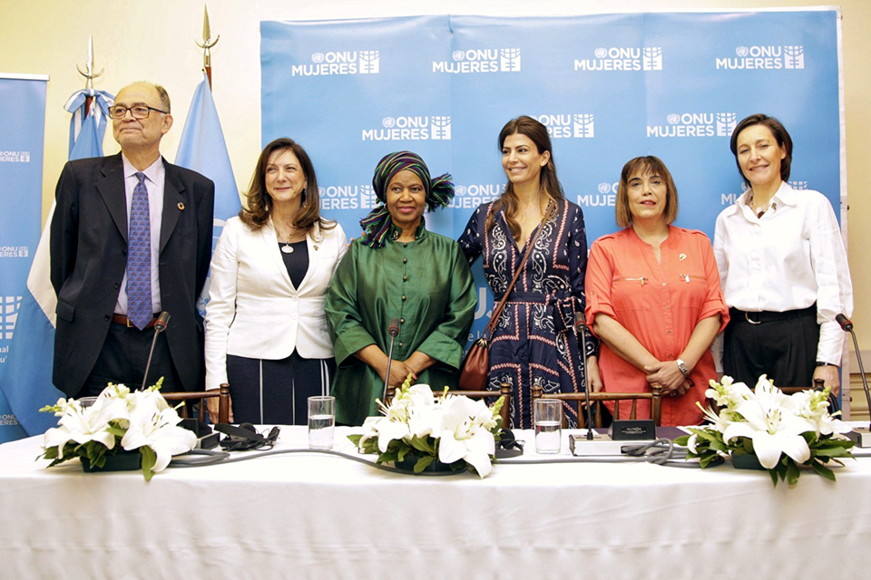 From left to right: Rene Mauricio Valdés, UN Resident Coordinator in Argentina; Luiza Carvalho, Regional Director of UN Women for Latin America and the Caribbean; UN Women Executive Director Phumzile Mlambo-Ngcuka; Juliana Awada, First Lady of Argentina; Fabiana Tuñez, Director of the National Institute of Women; and Aude Maio-Coliche, Ambassador of the European Union in Argentina at the inauguration of the UN Women Office in Buenos Aires. Photo: UN Women/Rodrigo de la Fuente.