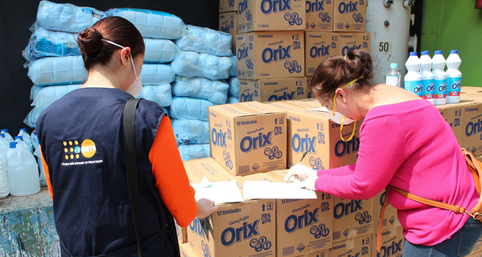 UNFPA and UN Women have distributed more than 1,300 dignity kits containing essential hygiene supplies such as soap and menstrual pads to women living in prisons and quarantine centres. Photo: UNFPA El Salvador