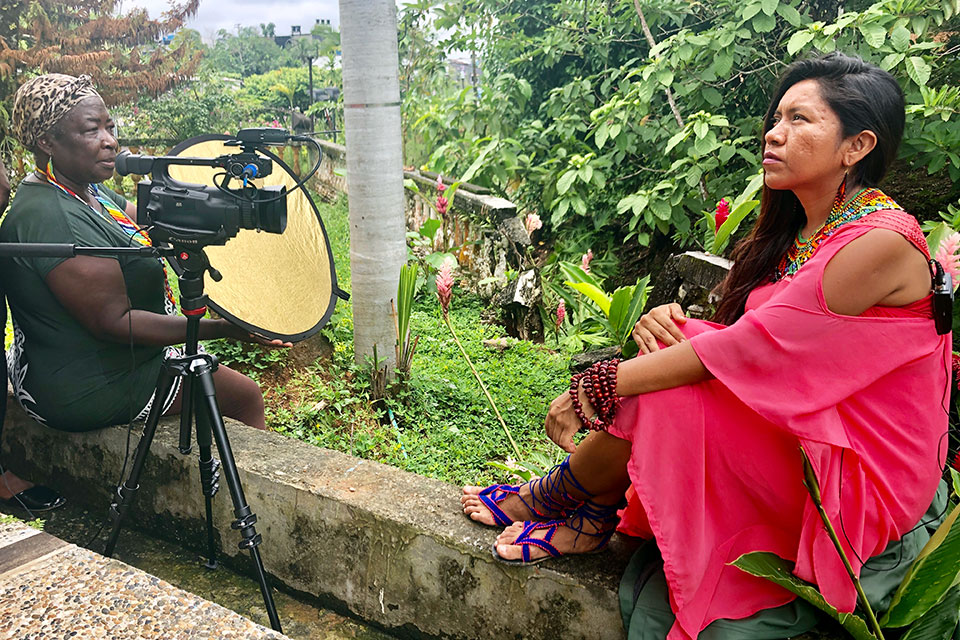 Estuar María Blandón, an AfroColombian films Maira Alejandra Jayariyu, an indigenous woman from the Wayúu indigenous community, for their participatory video, titled "Women from rivers, women of peace." Photo: UN Women